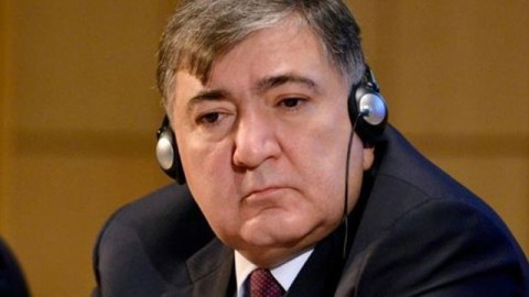 Fazil Məmmədov şəxsi istifadəsindəki 4 bahalı maşını Vergilər Nazirliyinə qaytardı