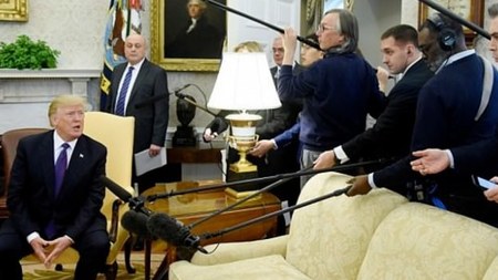 Tramp jurnalisti mətbuat konfransından qovdu