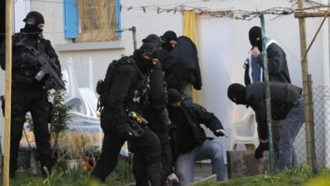Polis əməliyyat keçirdi: 60 nəfər TUTULDU