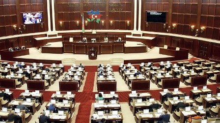 Milli Məclisdə restoranlarla bağlı məsələ qaldırıldı: &ldquo;Adamın boynu tutulur&rdquo;