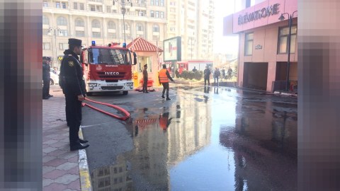 Bakıda yanğın - 2 nəfər zəhərləndi, 10 nəfər təxliyə edildi - YENİLƏNİB   