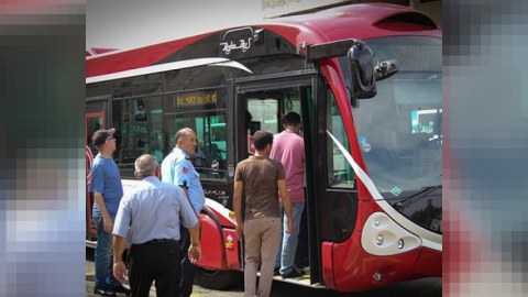 Bakıda sərnişinlər küçənin ortasında avtobus gözləyir - VİDEO