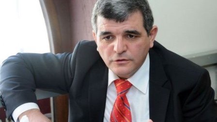 &ldquo;Yola beton qoyublar, əlillər haradan ke&ccedil;sin?&rdquo; &ndash; Deputatdan TƏNQİD