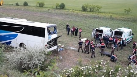 Avtobus avtomobillə toqquşdu: 4 &ouml;l&uuml;