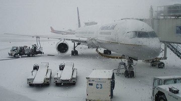 Qar hava limanının işini iflic etdi