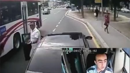 Yolu kəsdi, həm də sürücünü təhqir etdi - VİDEO