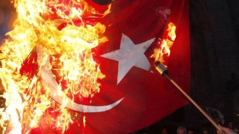 Yunanlar t&uuml;rk bayrağını yandırdı, Ankara etiraz etdi