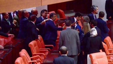 Türkiyə parlamentində dava - FOTO