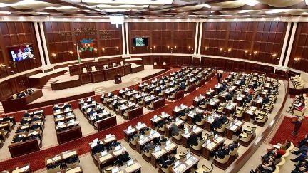Hökumət hesabat vermək üçün parlamentə gəldi