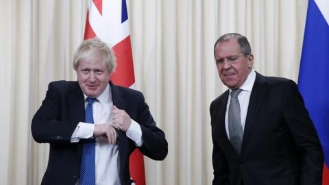 Böyük Britaniya naziri  rus səfirin uzanan əlini havada qoydu 
