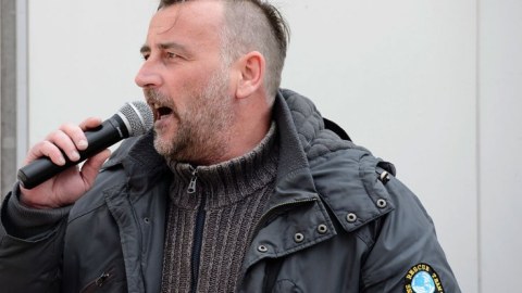 Anti-islamçı hərəkatın liderinin Britaniyaya gəlməyi ilə qovulmağı bir oldu 