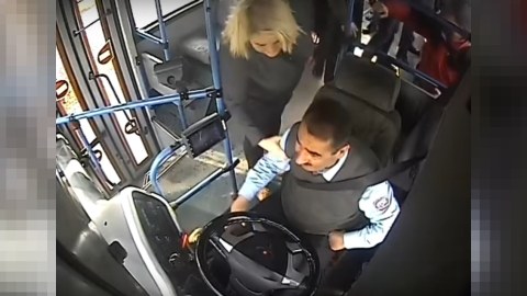 S&uuml;r&uuml;c&uuml;n&uuml; yumruqlayan qadın polisə verildi