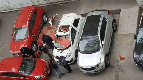Bakıda külək su çənini avtomobillərin üzərinə aşırdı