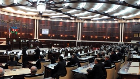 13 qanuna dəyişiklik layihəsi m&uuml;zakirəyə &ccedil;ıxarılıb - SİYAHI  &nbsp;