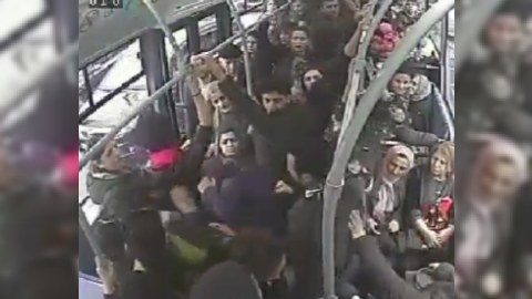 Bakıda avtobusda gənc oğlandan qadına qarşı İYRƏNC HƏRƏKƏT - VİDEO