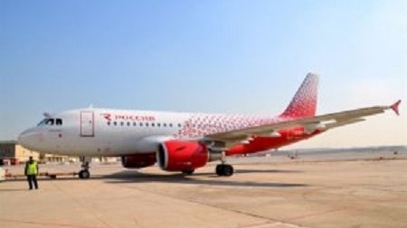 Rus təyyarəsi aeroport  əməkdaşının ayağının üstündən keçdi - LONDONDA