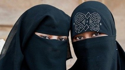 Bu &ouml;lkə uşaq bağ&ccedil;alarında hicabı qadağan etməyə hazırlaşır