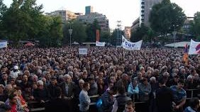 Yerevanda dövlət müəssisələri mühasirəyə alınıb