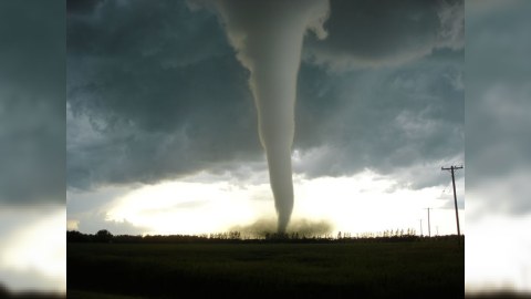 Gənc cütlüyün olduğu avtomobil tornadoya düşdü