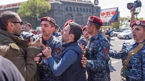 Etirazçılar Yerevanda meriyanı mühasirəyə aldılar - YENİLƏNİB