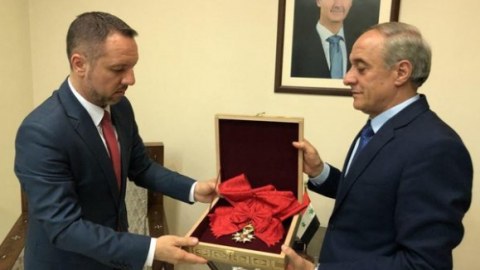 Əsəd Fransanın ali ordenini geri qaytardı 