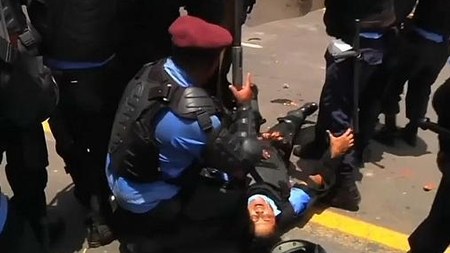 Jurnalisti canlı yayımda g&uuml;llələdilər