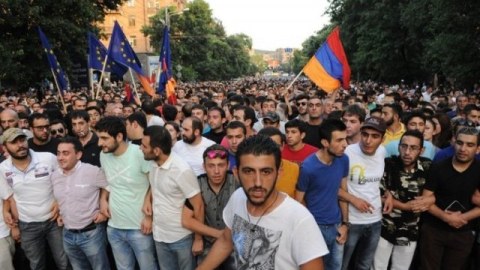 Etirazçılar Yerevan aeroportuna gedən yolu bağladılar