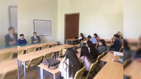 Deputat süpürgəçi ilə birlikdə tələbələrə dərs keçdi – FOTO