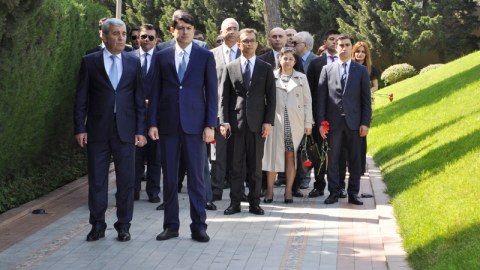 Diaspor Komitəsinin kollektivi Fəxri xiyabanda - FOTOLAR
