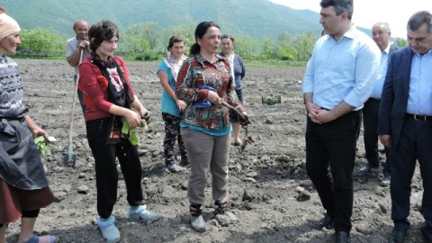 Toz-torpaqdan qorxmayan qalstuksuz nazir