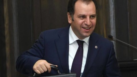 Ermənistanın müdafiə naziri istefa verdi
