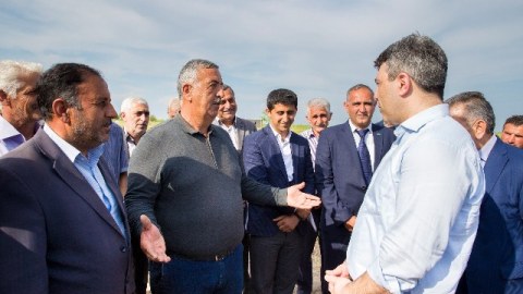 Nazir pambıqçılarla qalstuksuz görüşə getdi - FOTO