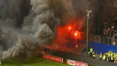 Azarkeşlər stadionu yandırdılar  – VİDEO