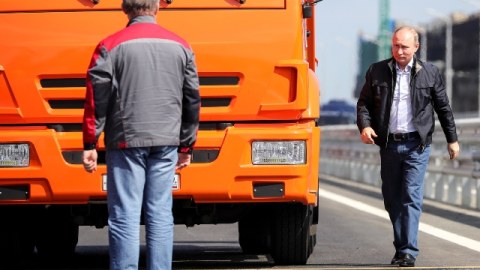Putin Krımı Rusiyaya birləşdirəcək körpünün açılışını etdi