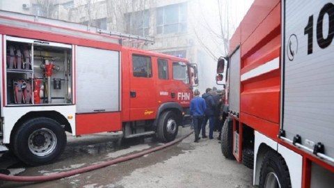 Bakıda yanan binada tüstüdən boğulan var   