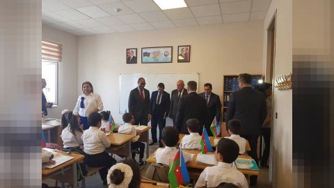 ABŞ səfirliyi köçkün məktəbində “Amerika rəfi”ni AÇDI - FOTOLAR      