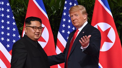Tramp nəhayət Kim Çen In ilə görüşdü