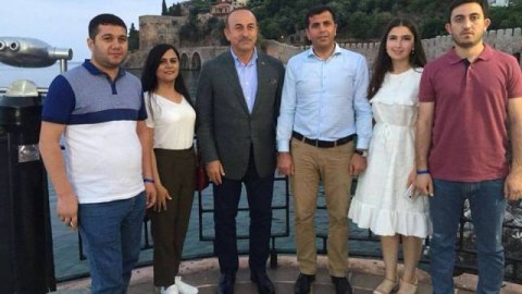 Çavuşoğlu azərbaycanlı jurnalistlərin suallarını cavablandırdı: “Bəzən dostum Elmar Məmmədyarovla zarafatlaşıram”