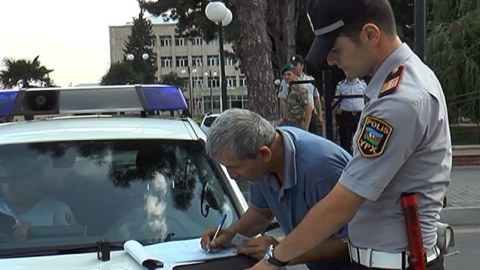 Yol polisi Bakıda &ldquo;Son zəng&rdquo;ə gələn 300 s&uuml;r&uuml;c&uuml;yə protokol YAZDI &nbsp;
