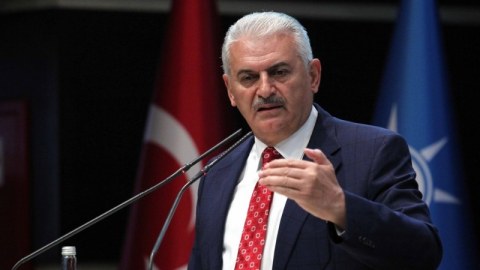 Baş nazir qanlı olaydan danışdı
