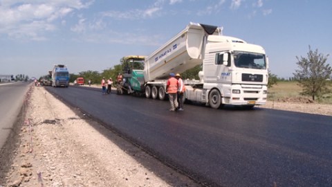 Qızmar istidə asfalt döşəyənlər - Hüquq müdafiəçisi: “Bunun bir adı var: istismar!”