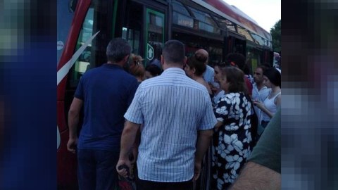 Ən çox sıxlıq “Neftçilər”, “Əhmədli”, “20 Yanvar” stansiyalarının önündədir