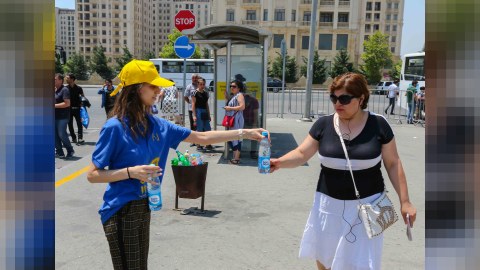 Bakı Nəqliyyat Agentliyi sərnişinlərə su payladı - FOTOLAR