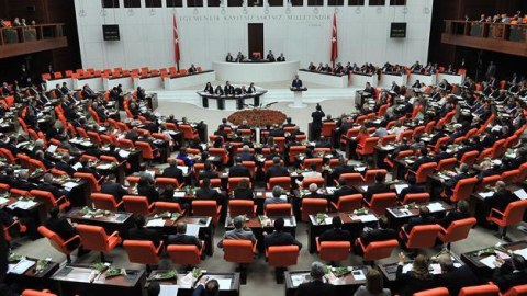 Türkiyə parlamentinin 600 yeni deputatı and içdi