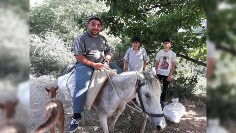 Ucqar dağ kəndlərinə atla kitab paylayan müəllim: “Qayadan yıxıldıq, arxamızca çoban itləri düşdü” - MÜSAHİBƏ
