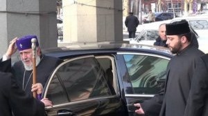Ermənistanda əhali II Qareginin kortejini m&uuml;hasirəyə aldı