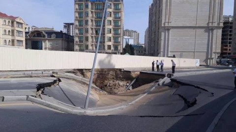 Çökən yol metro tikintisi səbəbindən...- YENİ AÇIQLAMA