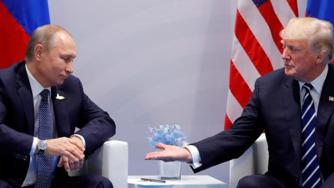 Tramp Putinlə tək qalmaq üçün təkid edib