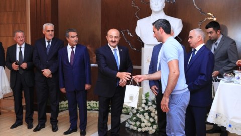 Nəsimi rayon İcra Hakimiyyəti jurnalistləri m&uuml;kafatlandırdı - FOTOLAR