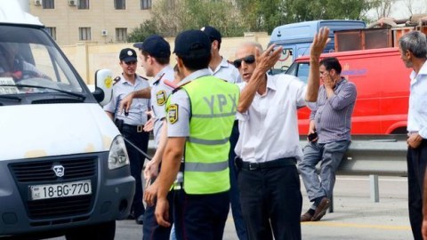 Yol polisi qayda pozmuş sürücü kimi qayda pozur - Dayanma, durma qaydalarına görə cəriməni kim yazmalıdır?